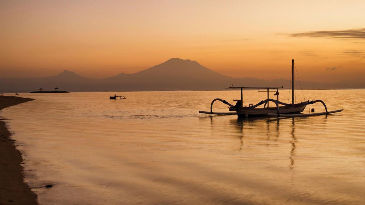 Maya Sanur Resort & Spa Exterior foto Sunset over Mount Agung
