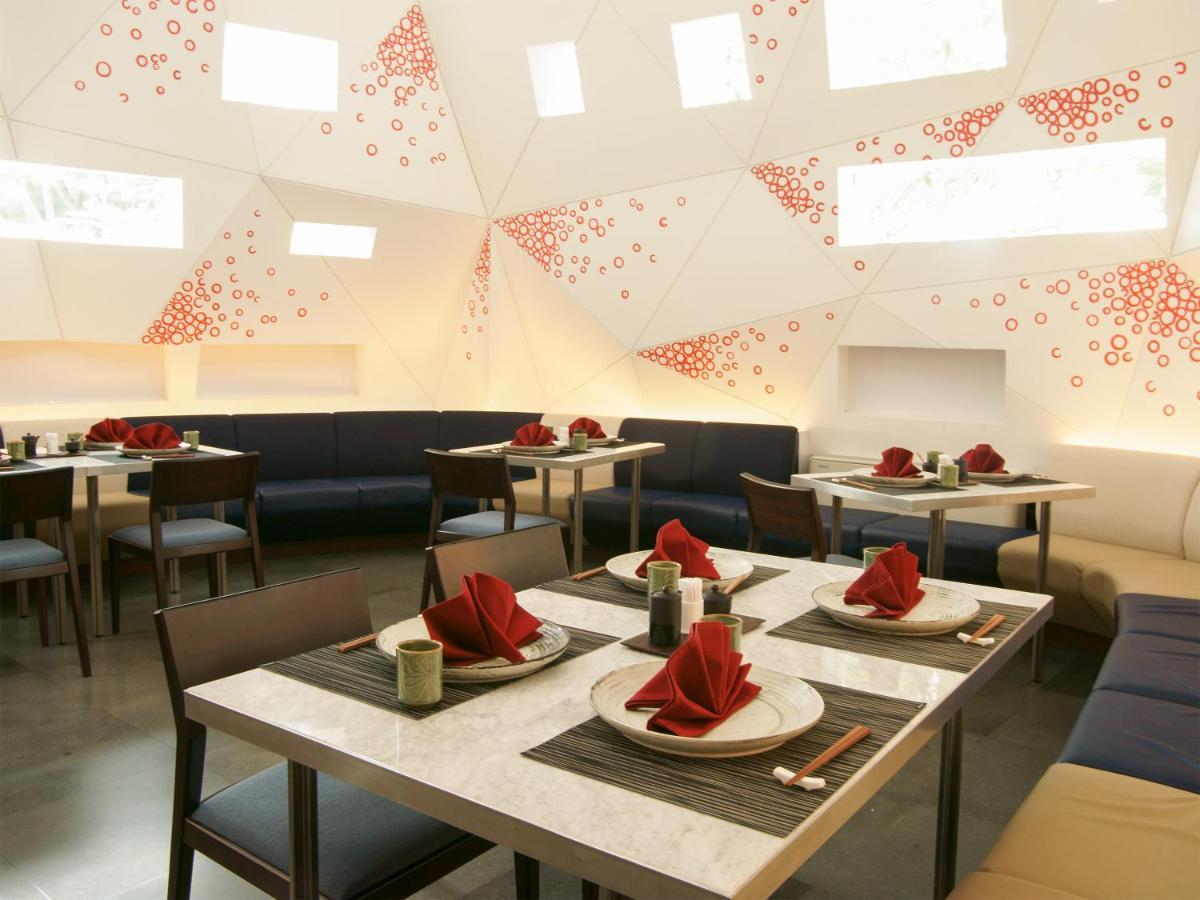 Maya Sanur Resort & Spa Exterior foto Interior of a restaurant