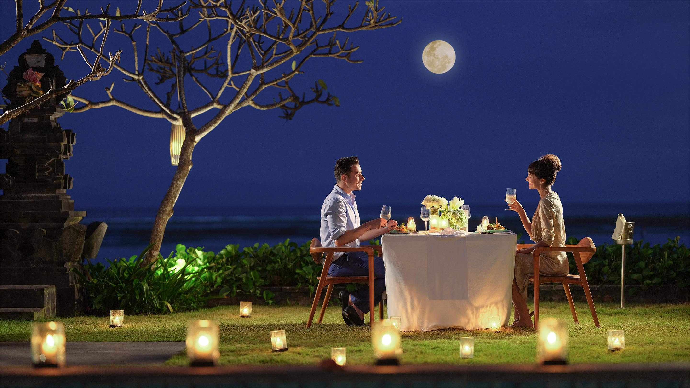 Maya Sanur Resort & Spa Exterior foto A couple dining at a resort